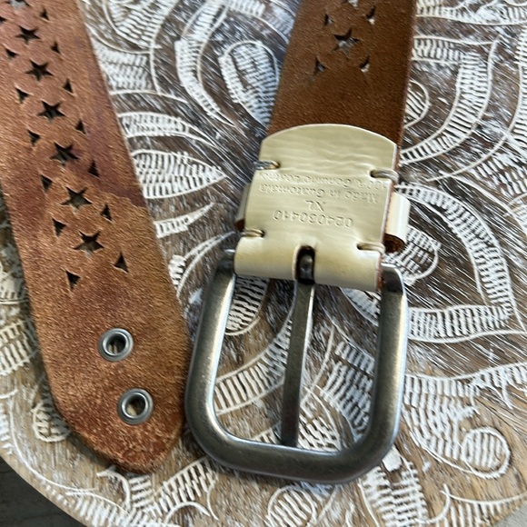 STAR PUNCHED IVORY LEATHER BELT AND SILVER BUCKLE SIZE XL - Picture 4 of 10